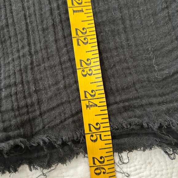 Urban Outfitters Addison Button-Front Blouse. Black size S. Raw hem, side vent. - Picture 11 of 16